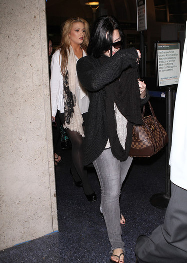 Demi+Lovato+Demi+Lovato+Arriving+LAX+Airport+C1BVm7Jojncl