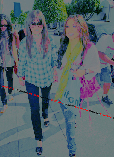 Brenda_Song_con_su_amiga_by_iamsolly