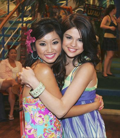 suite_life_s_brenda_song_and_wizards_of_waverly_place_star_selena_gomez_in_a_tight_hug - Brenda Song si Selena Gomez