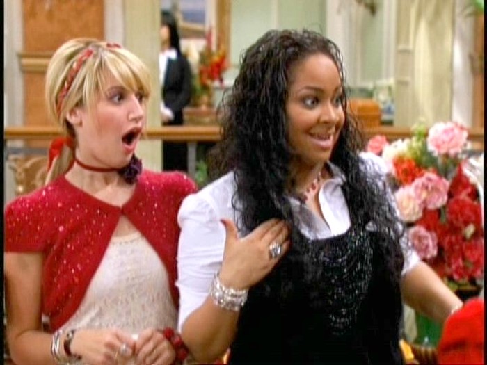 006TSH_Raven_Symone_043 - Brenda Song and Raven Symone in Thats So Suite Life of Hannah Montana