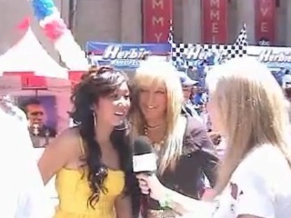 21196048_TUSEYAEHK - Brenda Song and Ashley Tisdale interviu