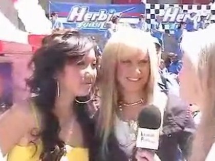 21196053_DFJOLDCWQ - Brenda Song and Ashley Tisdale interviu