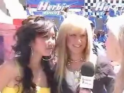 21196054_TCOOTPUQK - Brenda Song and Ashley Tisdale interviu