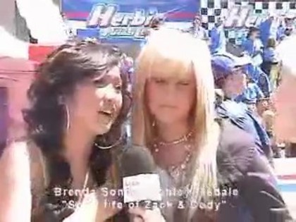 21196078_DHCRQCIVF - Brenda Song and Ashley Tisdale interviu