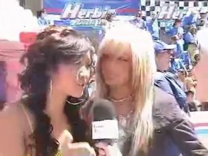 21196086_DODVHJTMS - Brenda Song and Ashley Tisdale interviu