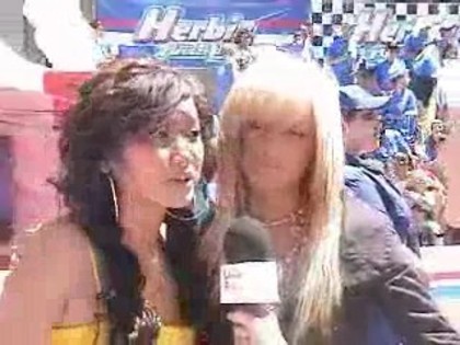 21196095_QGTUNSJOQ - Brenda Song and Ashley Tisdale interviu
