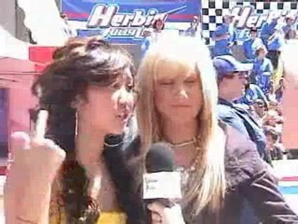 21196096_TJLHGVQQN - Brenda Song and Ashley Tisdale interviu