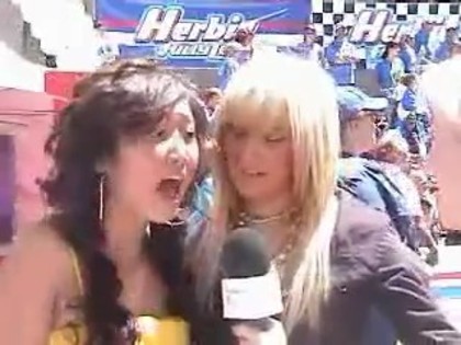21196111_JNDGBLQXH - Brenda Song and Ashley Tisdale interviu