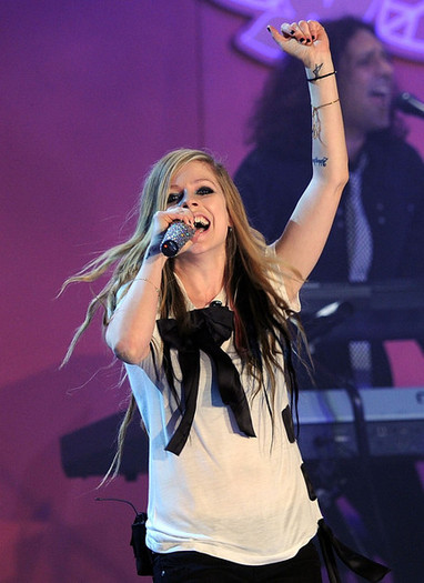 Avril Lavigne Tattoos Star Tattoo KPkIVuAIhcJl - Avril Lavigne