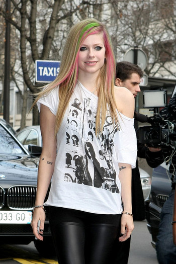 Avril Lavigne Tops T Shirt 1GSZpEYsuiTl