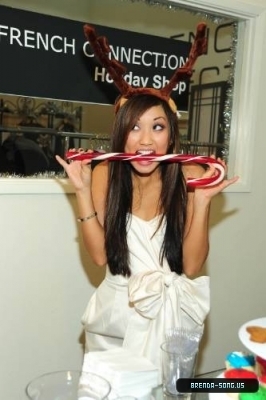 21116878_FZQRHXNVO - Brenda Song de craciun