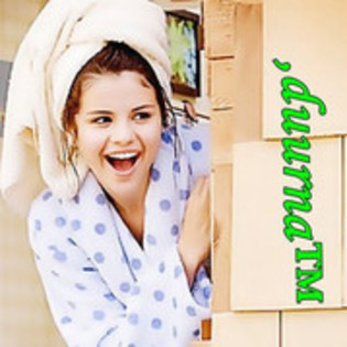 Ea se ascunde sub un  zid