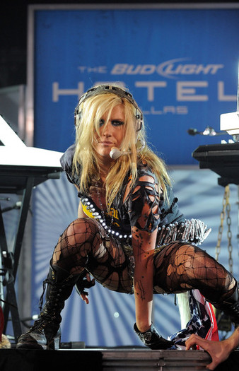 Kesha+Bud+Light+Hotel+Hosts+Performances+Nelly+WoLBGHT2v7Hl - kesha
