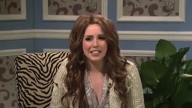 Miley Cyrus  as Justin Bieber  SNL 0815 - 0-0 Miley Cyrus as Justin Bieber  SNL