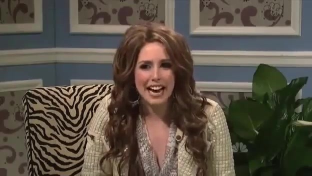 Miley Cyrus  as Justin Bieber  SNL 0817 - 0-0 Miley Cyrus as Justin Bieber  SNL
