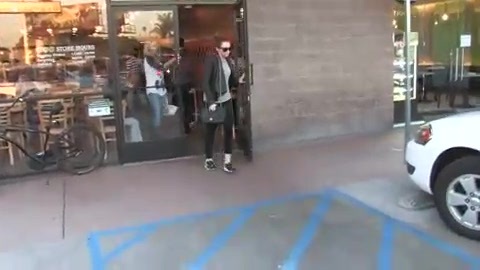 Miley Cyrus Screams At Paparazzi For Bumping Into Her Mom! 100