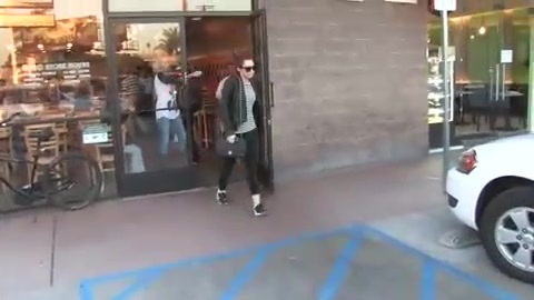 Miley Cyrus Screams At Paparazzi For Bumping Into Her Mom! 101 - 0-0 Miley Cyrus Screams At Paparazzi For Bumping Into Her Mom