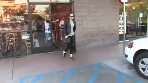 Miley Cyrus Screams At Paparazzi For Bumping Into Her Mom! 102
