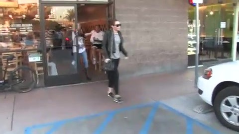 Miley Cyrus Screams At Paparazzi For Bumping Into Her Mom! 103