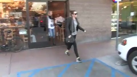 Miley Cyrus Screams At Paparazzi For Bumping Into Her Mom! 104