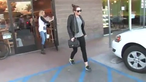 Miley Cyrus Screams At Paparazzi For Bumping Into Her Mom! 107