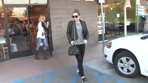 Miley Cyrus Screams At Paparazzi For Bumping Into Her Mom! 109
