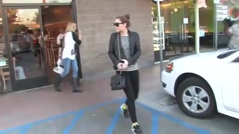 Miley Cyrus Screams At Paparazzi For Bumping Into Her Mom! 110