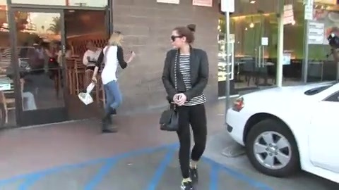 Miley Cyrus Screams At Paparazzi For Bumping Into Her Mom! 111