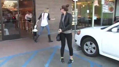 Miley Cyrus Screams At Paparazzi For Bumping Into Her Mom! 113
