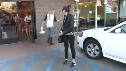 Miley Cyrus Screams At Paparazzi For Bumping Into Her Mom! 114