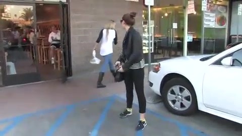 Miley Cyrus Screams At Paparazzi For Bumping Into Her Mom! 115