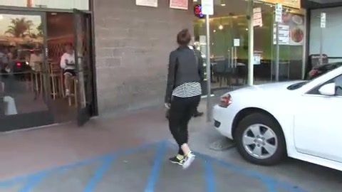 Miley Cyrus Screams At Paparazzi For Bumping Into Her Mom! 118