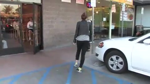 Miley Cyrus Screams At Paparazzi For Bumping Into Her Mom! 119