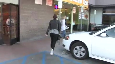 Miley Cyrus Screams At Paparazzi For Bumping Into Her Mom! 121