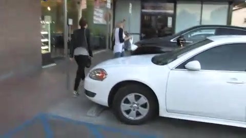 Miley Cyrus Screams At Paparazzi For Bumping Into Her Mom! 126