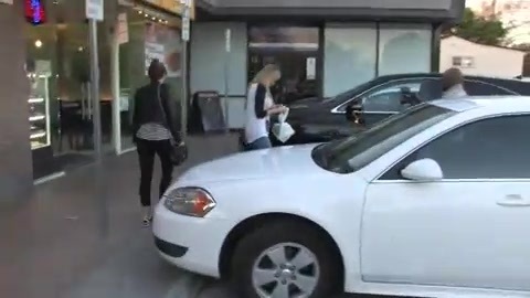 Miley Cyrus Screams At Paparazzi For Bumping Into Her Mom! 128