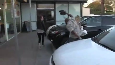 Miley Cyrus Screams At Paparazzi For Bumping Into Her Mom! 135