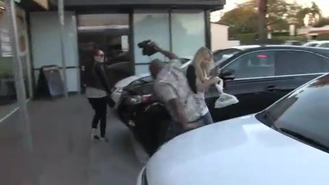 Miley Cyrus Screams At Paparazzi For Bumping Into Her Mom! 136