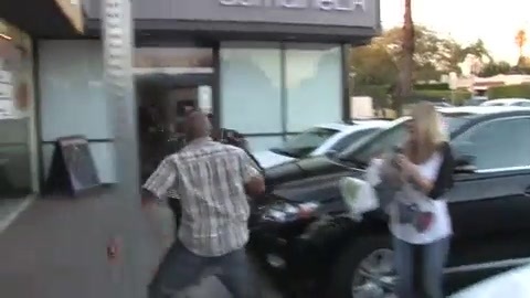 Miley Cyrus Screams At Paparazzi For Bumping Into Her Mom! 140