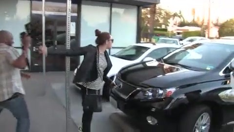 Miley Cyrus Screams At Paparazzi For Bumping Into Her Mom! 145