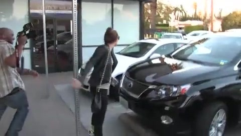 Miley Cyrus Screams At Paparazzi For Bumping Into Her Mom! 146