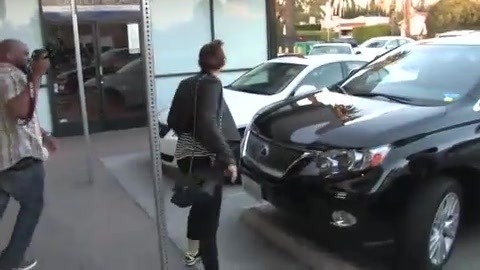 Miley Cyrus Screams At Paparazzi For Bumping Into Her Mom! 147