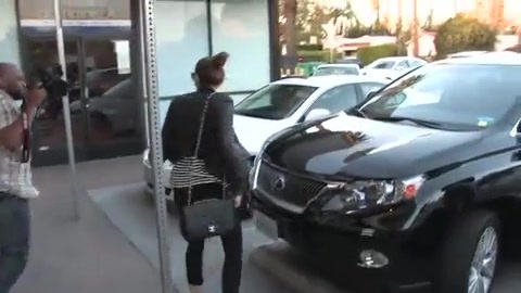 Miley Cyrus Screams At Paparazzi For Bumping Into Her Mom! 148