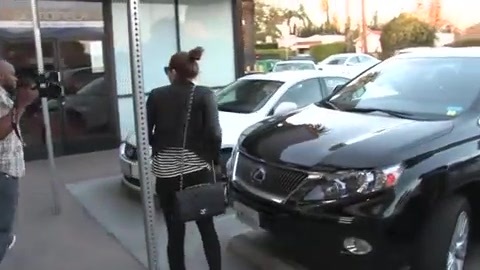 Miley Cyrus Screams At Paparazzi For Bumping Into Her Mom! 149