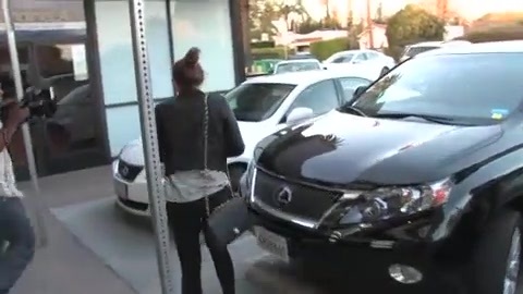 Miley Cyrus Screams At Paparazzi For Bumping Into Her Mom! 150