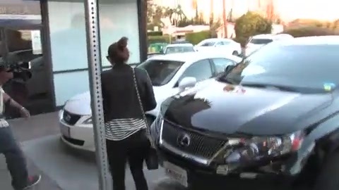 Miley Cyrus Screams At Paparazzi For Bumping Into Her Mom! 151