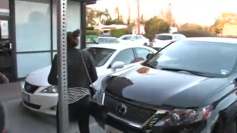 Miley Cyrus Screams At Paparazzi For Bumping Into Her Mom! 152