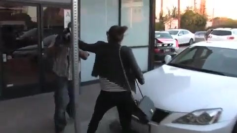 Miley Cyrus Screams At Paparazzi For Bumping Into Her Mom! 160