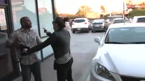 Miley Cyrus Screams At Paparazzi For Bumping Into Her Mom! 169