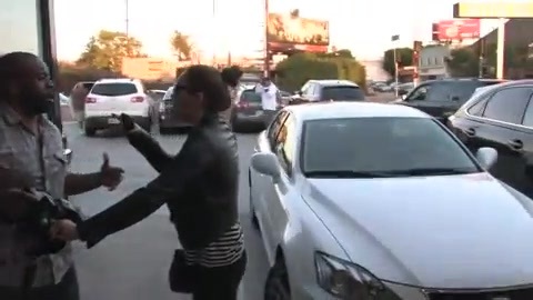 Miley Cyrus Screams At Paparazzi For Bumping Into Her Mom! 175
